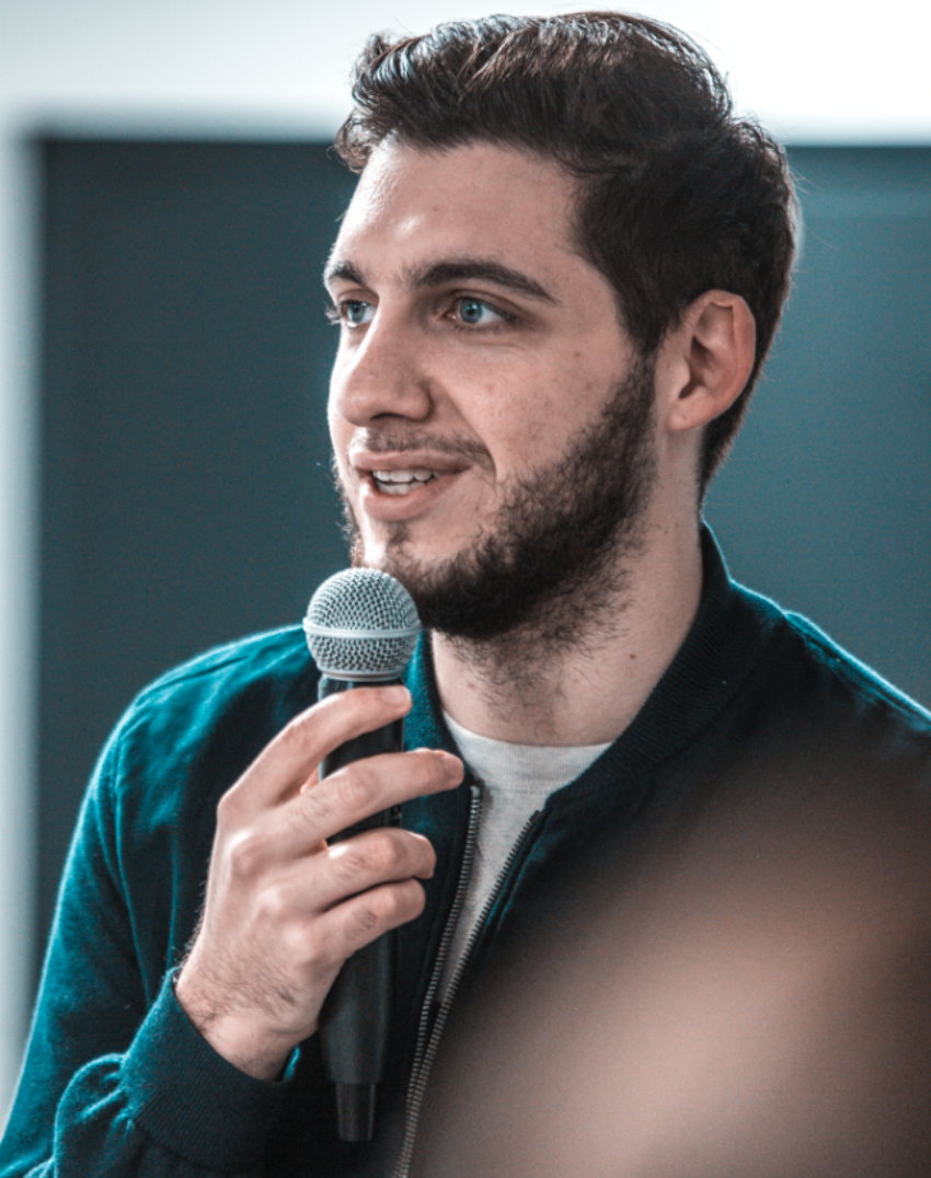 Aurélien présentant lors d'une conférence